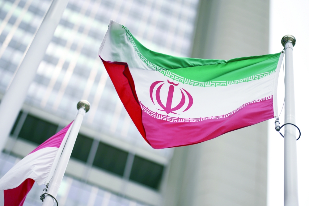 العلم الإيراني يرفرف أمام مقر الوكالة الدولية للطاقة الذرية في فيينا.                رويترز 