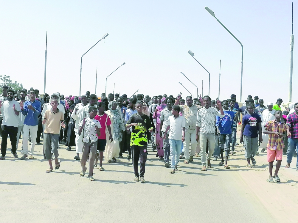 محتجون بمدينة عطبرة شمال السودان على الخطوات الأخيرة  "رويترز"