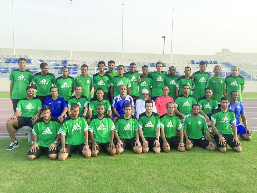 لقطة جماعية لعدد من الحكام