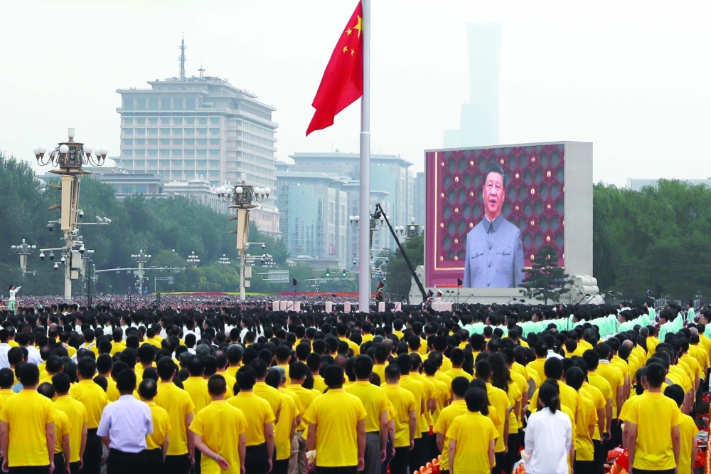 جانب من احتفالات الصين بالذكرى المئوية لتأسيس الحزب الشيوعي الصيني، في ساحة تيانانمين في بكين، اخذت الصورة بتاريخ 1 يوليو 2021.                    رويترز  