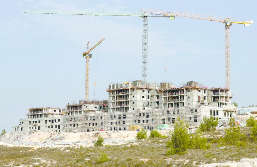 أعمال البناء الجارية تتواصل امس في مستوطنة جفعات زئيف بالقرب من مدينة رام الله الفلسطينية في الضفة الغربية المحتلة.أ.ف.ب