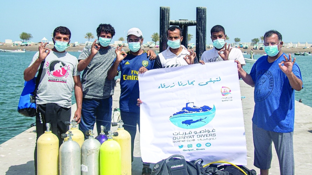   الفريق يعمل على تطوير البيئة البحرية بجزيرة مصيرة