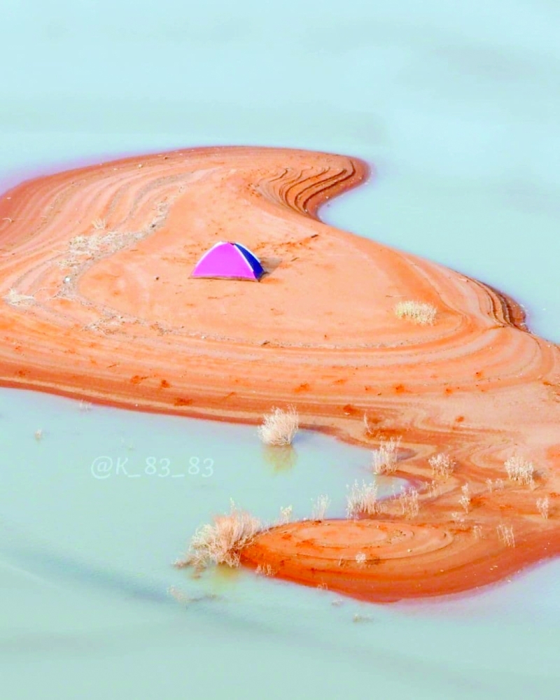 البحيرات تشكل تمازجا جميلا بين ألوان المياه و الرمال