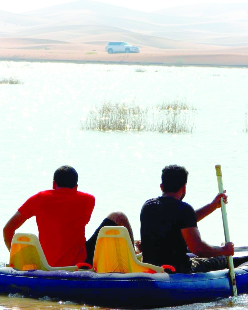 قوارب يستخدمها الزوار للاستمتاع بالبحيرات