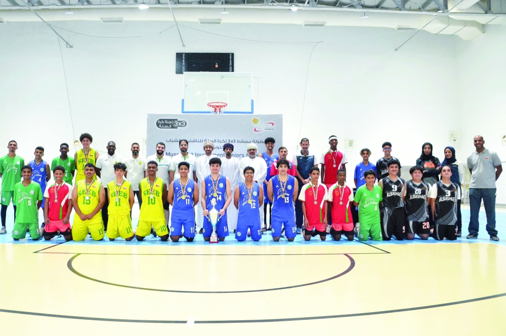 لقطة جماعية للأندية الفائزة بالمراكز الثلاثة الأولى