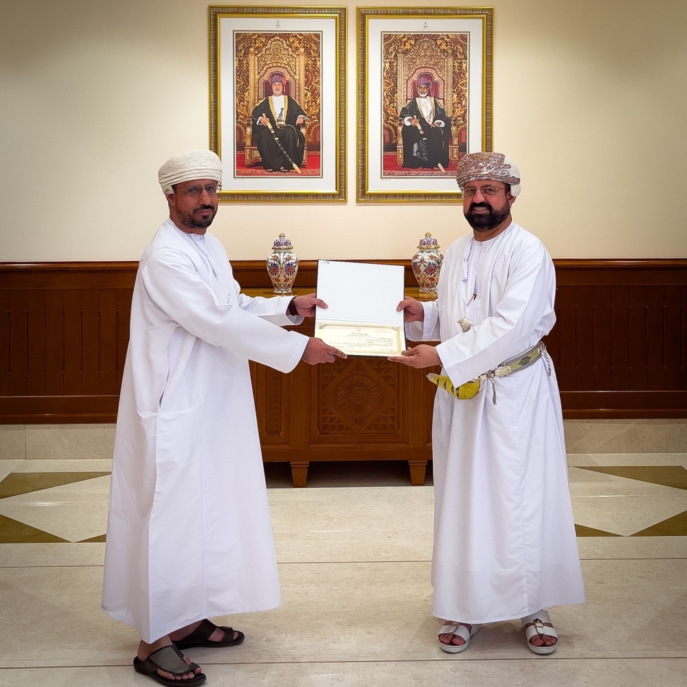 خلال تسليم شهادات التقدير للمشاركين في البرنامج التدريبي