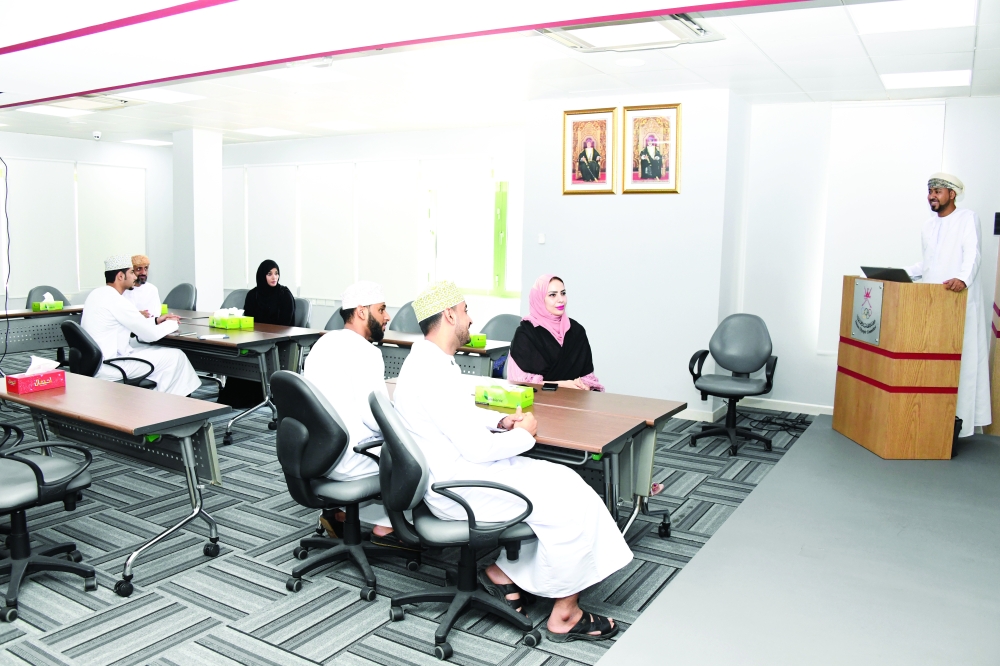 جانب من المحاضرات في الدورة