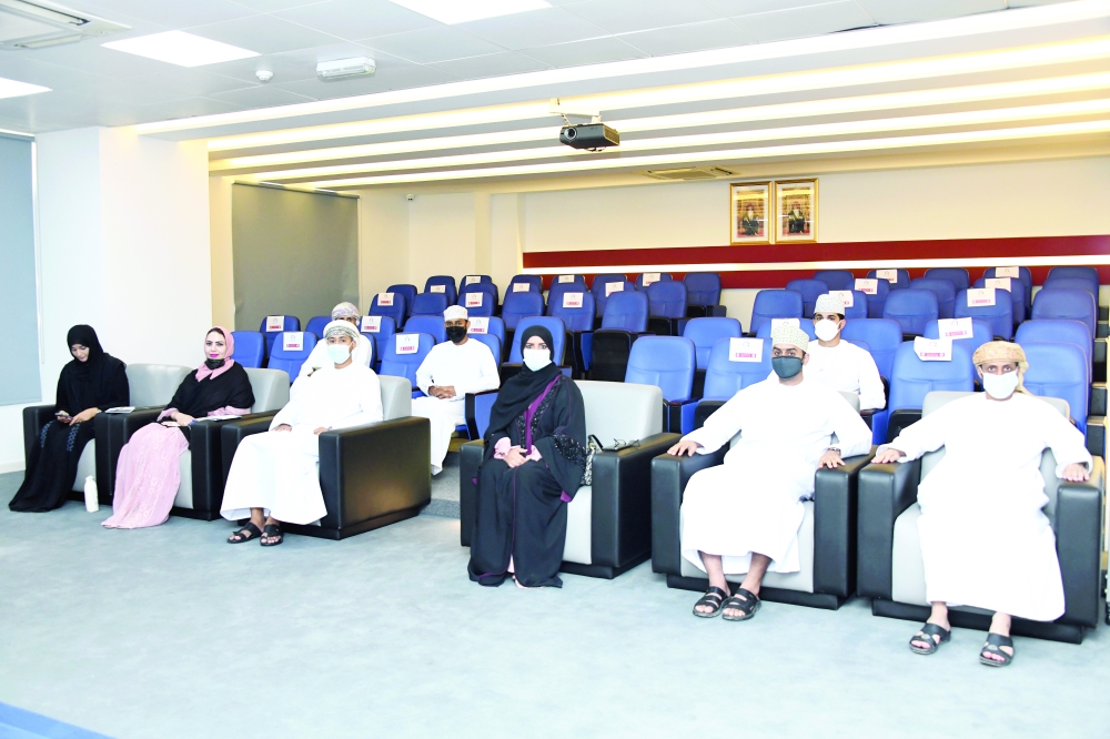 الحضور في ختام الدورة