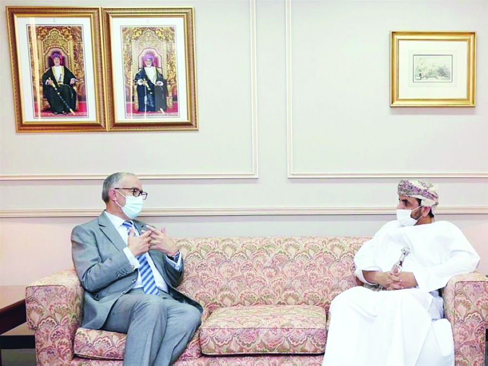 خليفة الحارثي لدى استقباله أحمد أبوطالب