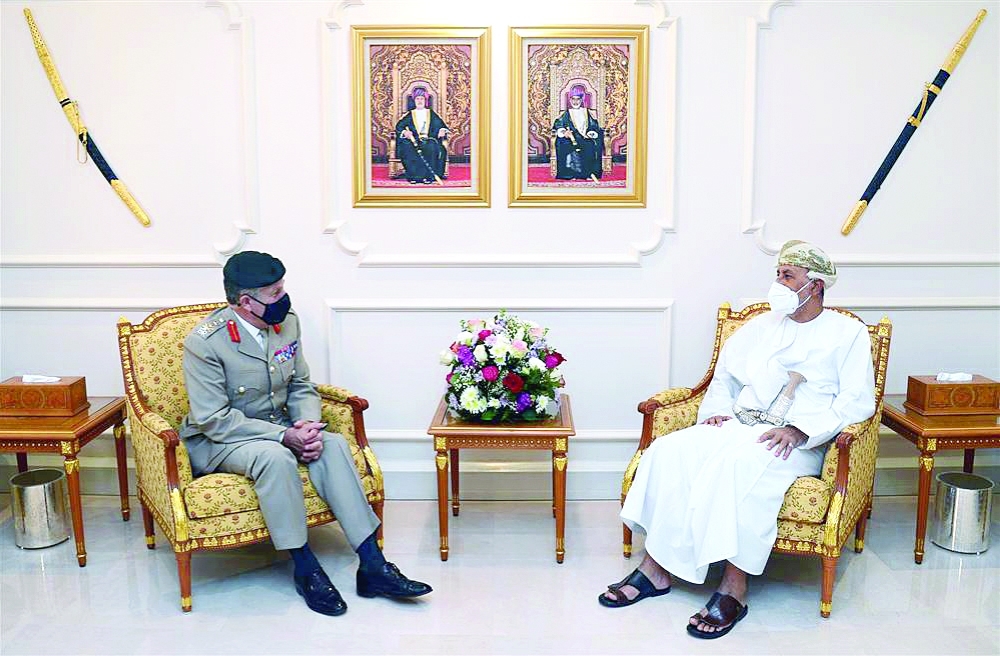  السيد شهاب بن طارق لدى استقباله رئيس أركان الدفاع بالمملكة المتحدة  