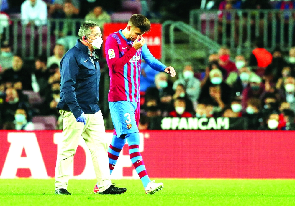 خروج جيرار بيكيه من الملعب