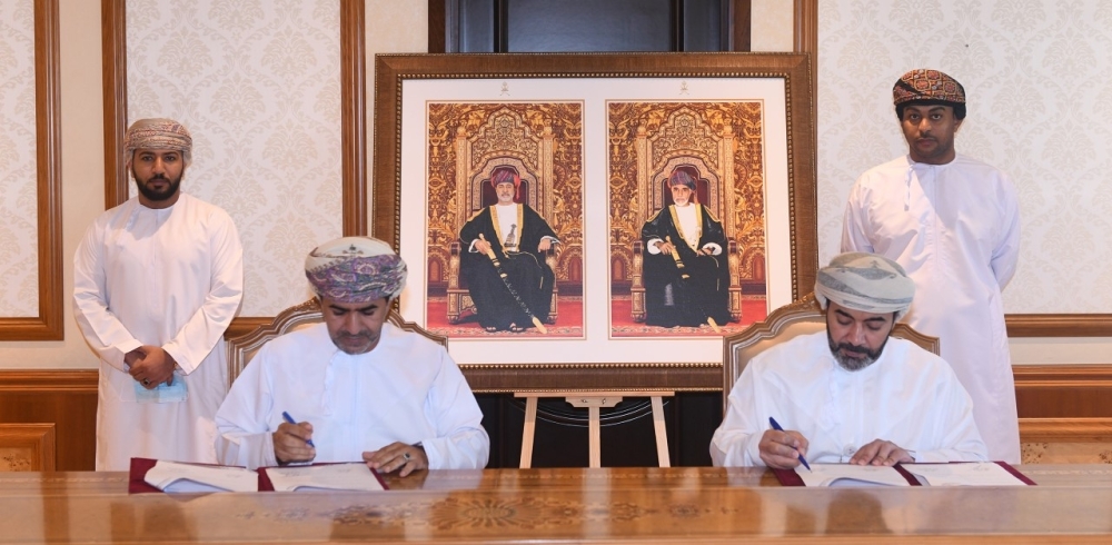 أثناء التوقيع على الاتفاقية