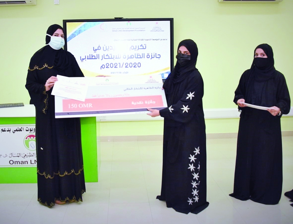 تكريم إحدى المدارس المجيدة