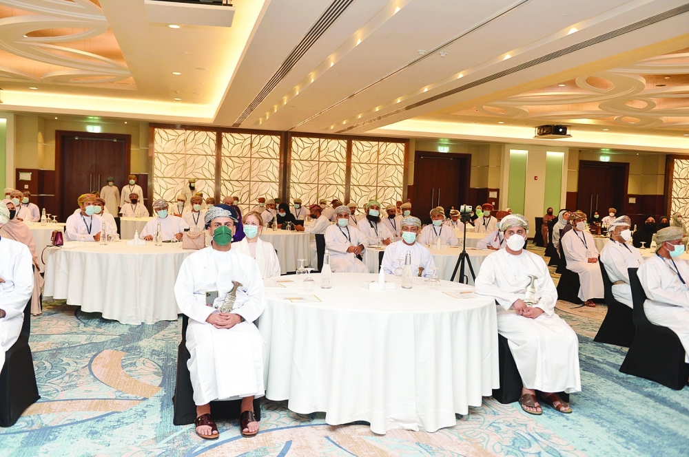 راعي المناسبة مع عدد من المسؤولين خلال تدشين المبادرة 									    تصوير - فيصل البلوشي