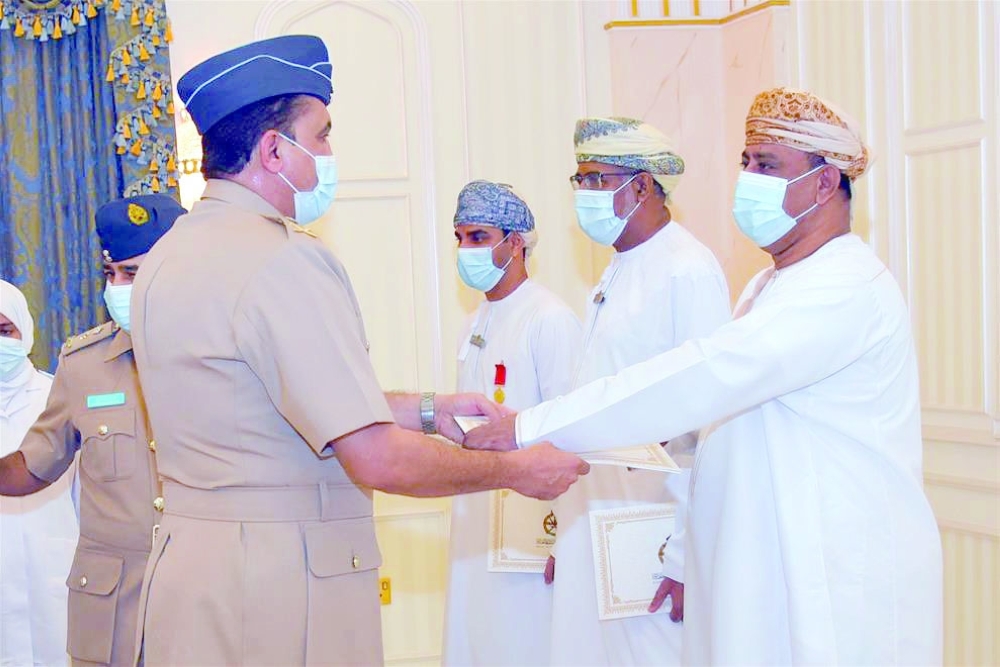 تسليم شهادات الإجادة لعدد من المجيدين