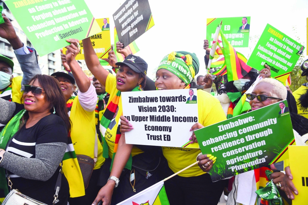 ناشطو تغير مناخي مؤيدون لزيمبابوي يتظاهرون بالقرب من الحرم الجامعي للحدث الاسكتلندي (SEC) ، مكان انعقاد مؤتمر الأمم المتحدة لتغير المناخ  في غلاسكو ، اسكتلندا حيث اصدر قادة العالم المجتمعون تعهدا بمليارات لإنهاء إزالة الغابات بحلول عام 2030 .أ.ف.ب