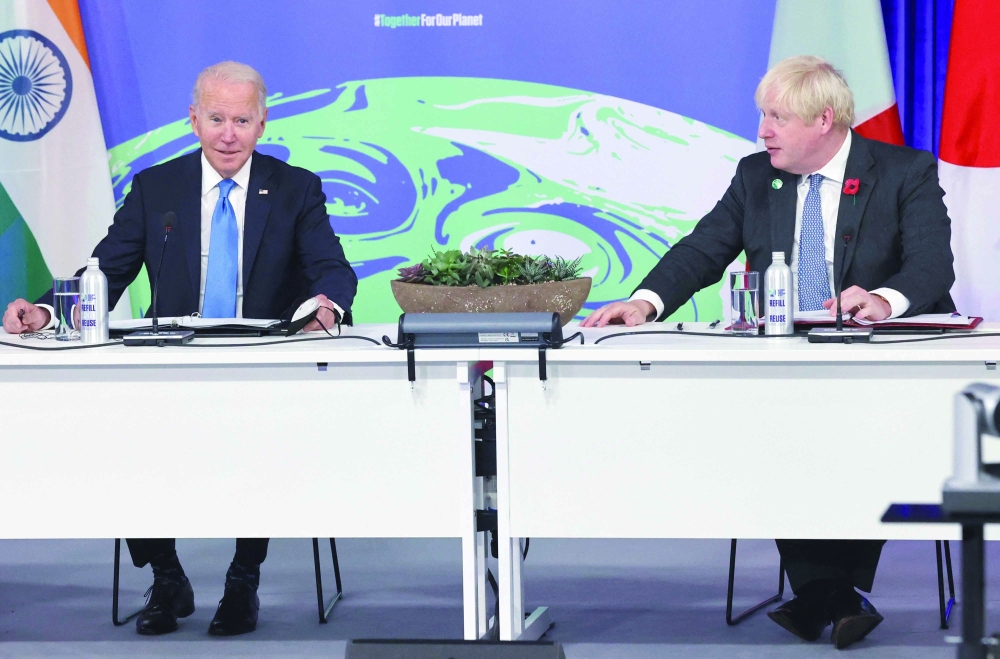 الرئيس الأمريكي جو بايدن (إلى اليسار) ورئيس الوزراء البريطاني بوريس جونسون ، يحضران اجتماعًا حول "إعادة بناء عالم أفضل (B3W)" ، كجزء من قمة قادة العالم لمؤتمر الأمم المتحدة لتغير المناخ في جلاسكو باسكتلندا.أ.ف.ب
