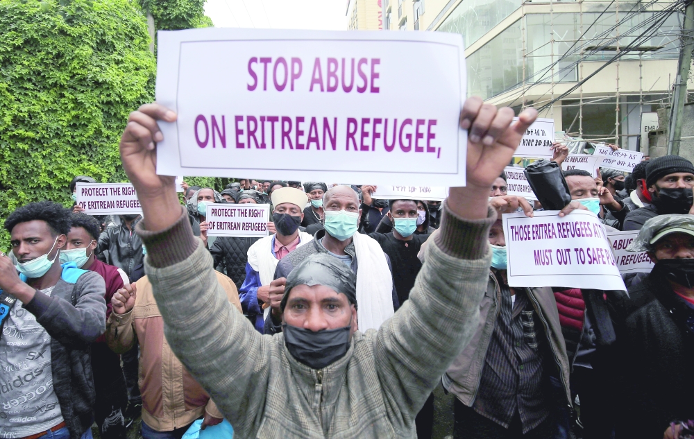 لاجئون إريتريون يحتجون أمام مكتب المفوضية السامية للأمم المتحدة لشؤون اللاجئين في أديس بابا للتنديد بالهجمات على اللاجئين في مخيمات هيتساتس وشيميلبا أثناء الصراع بين قوات الدفاع الوطني الإثيوبية وجبهة تحرير تيغراي .												            رويترز