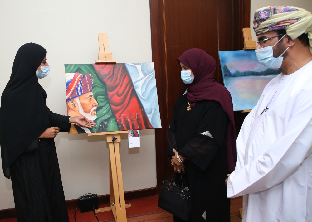 راعية المناسبة أثناء تجوالها في أورقة المعرض