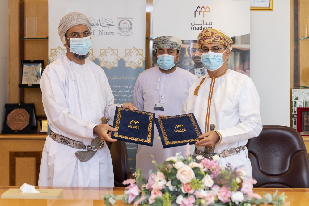  من توقيع برنامجي التعاون مع جامعة نزوى