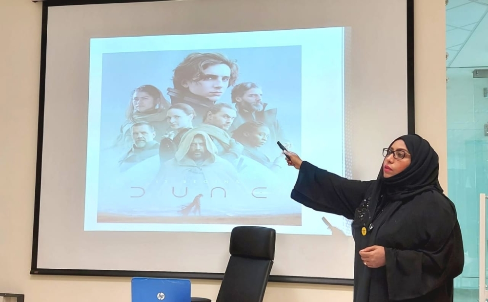 إشراق النهدي متحدثة في حلقة العمل 