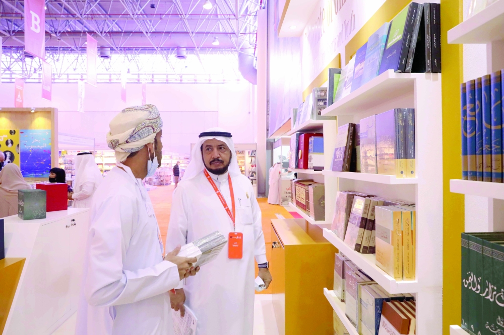 زائر للجناح العماني