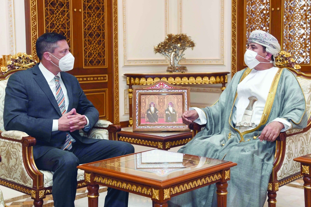 ..و يستقبل السفير السويسري