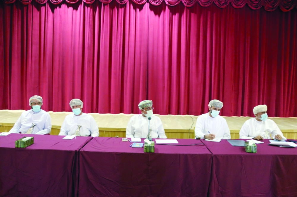  هلال الحجري خلال حديثه في اللقاء