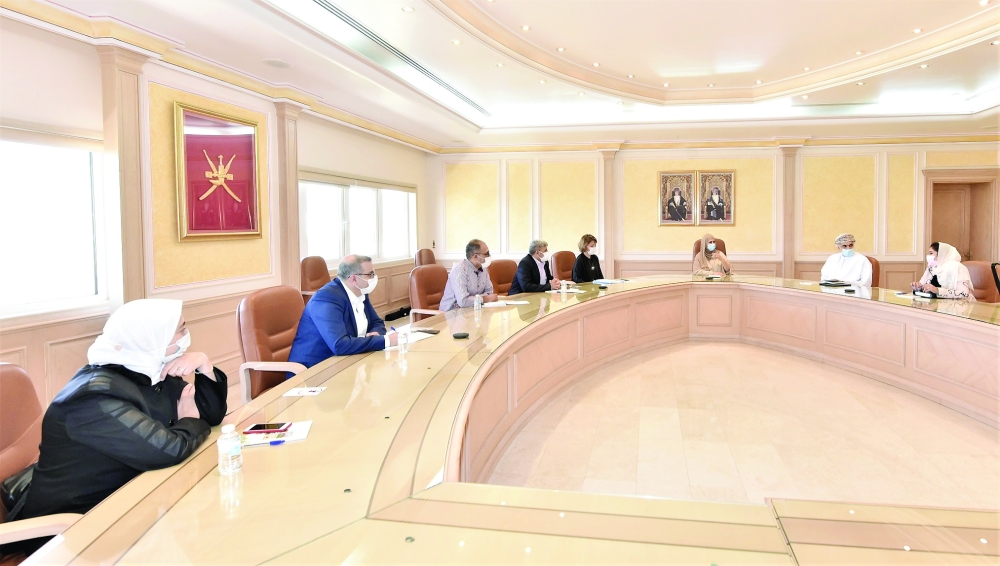 وكيلة الصحة للشؤون الإدارية والمالية والتخطيط خلال لقائها الوفد السوري