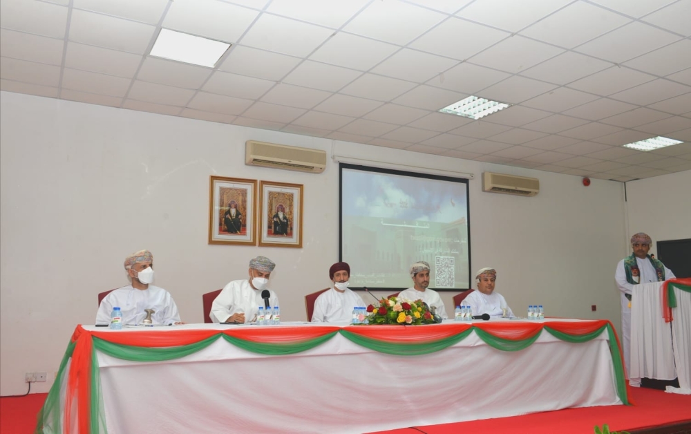  محافظ مسقط وعدد من المسؤولين 