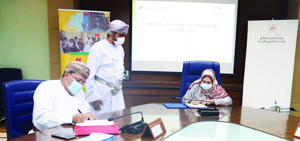 خلال توقيع الاتفاقية