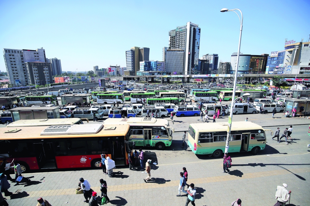 أشخاص يسيرون في محطة حافلات حي ميجيناجنا في أديس أبابا ، إثيوبيا .رويترز