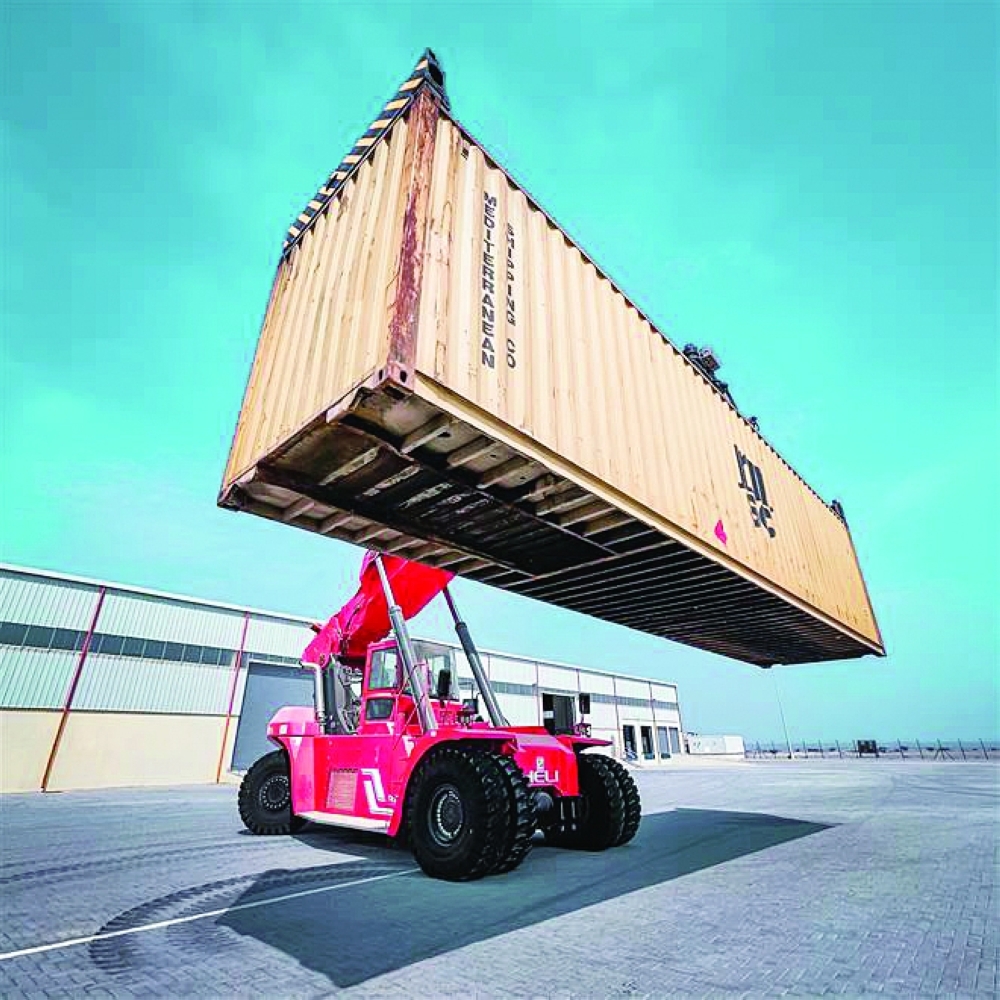 من الأعمال التشغيلية بميناء خزائن البري