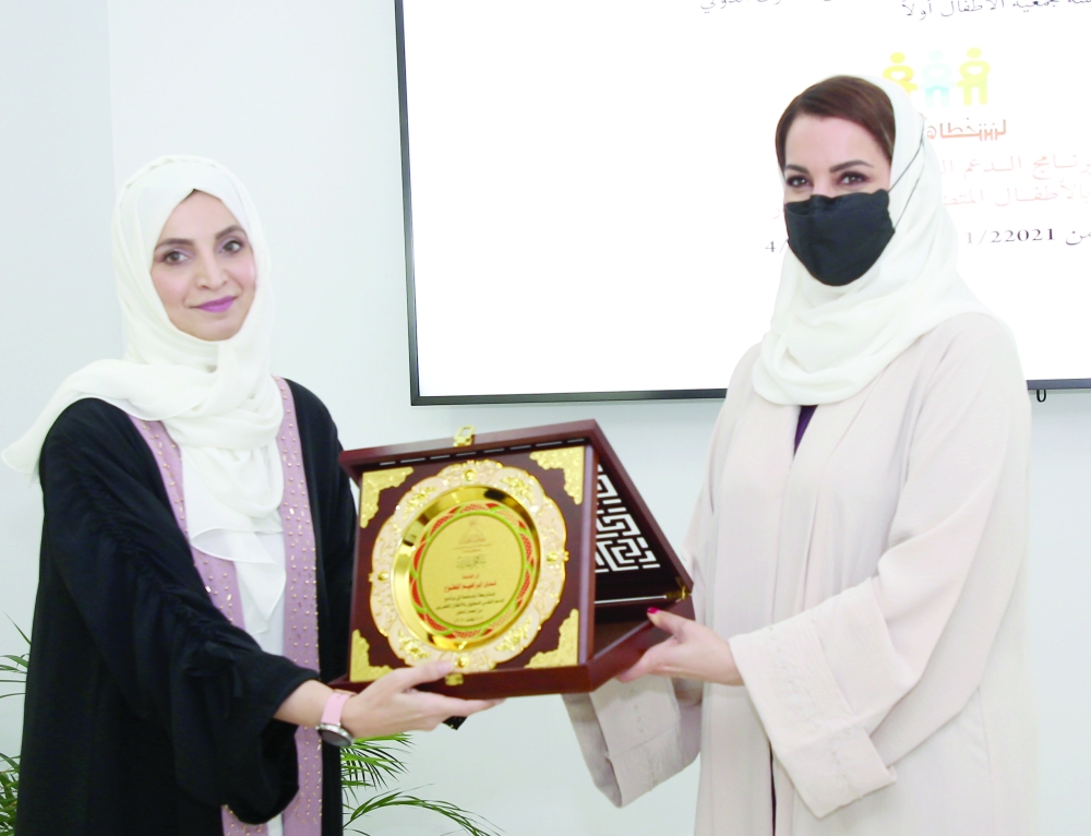 تكريم المشاركات في البرنامج