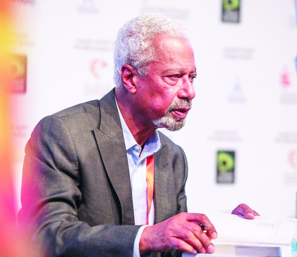 عبدالرزاق قرنح أثناء التوقيع على مؤلفاته