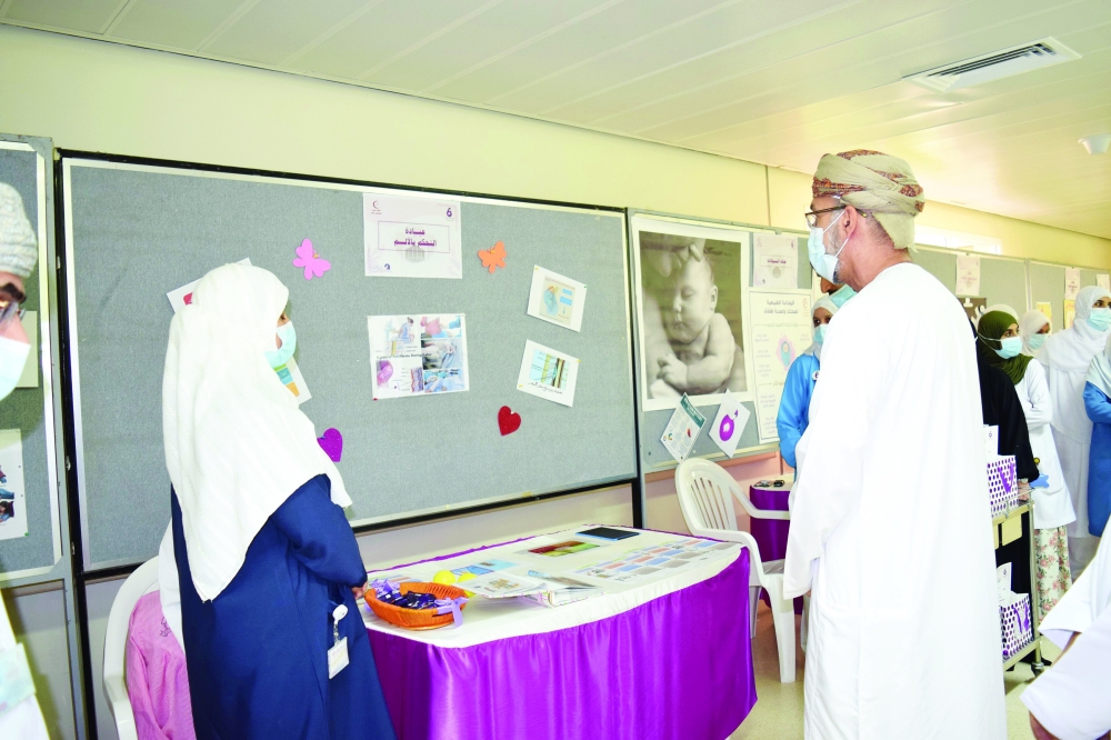 أثناء الاطلاع على المعرض