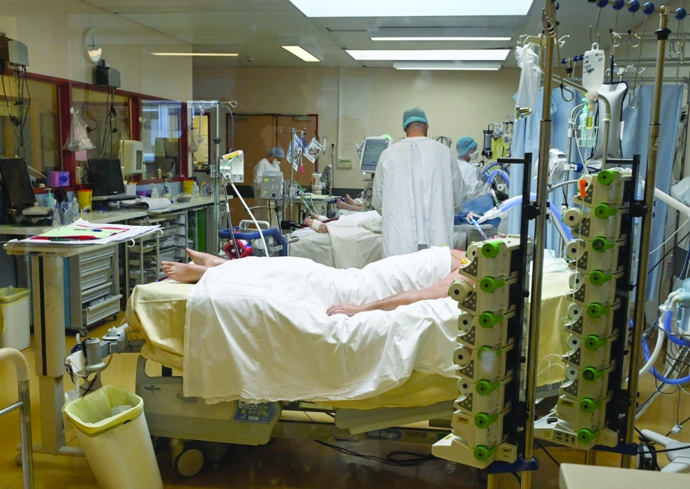 من وحدة العناية المركزة لـ مرضى كوفيد، في المستشفى الجامعي في مونبلييه، جنوب فرنسا، امس.  ا ف ب