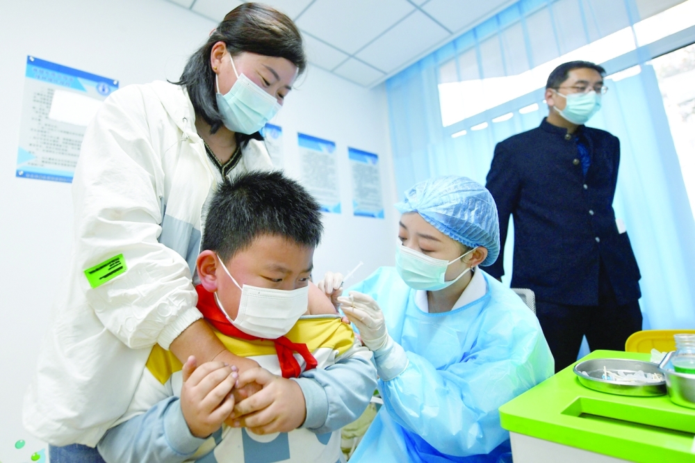 جانب من عمليات تطعيم الاطفال في احدى المدارس الابتدائية شرق الصين.       ا ف ب 