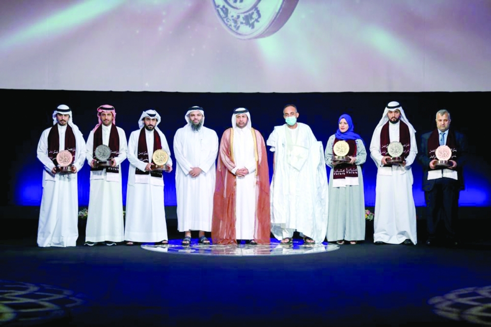 صورة جماعية للفائزين في الفئتين الفصيح والشعبي مع راعي المناسبة 