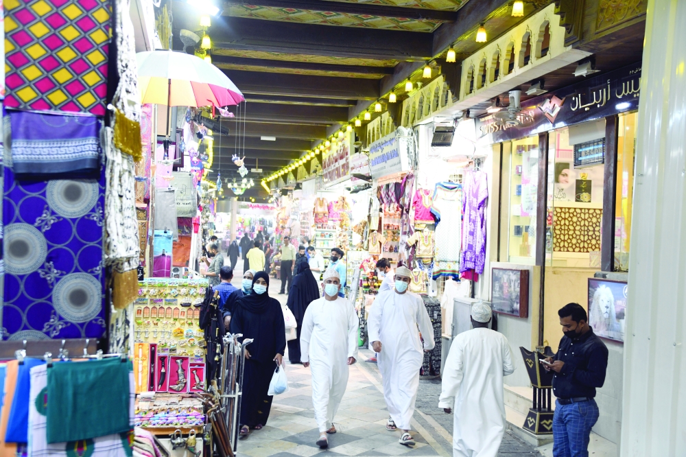 الحياة عادت إلى طبيعتها والمجتمع يمارس حياته مع الالتزام بالكمامات