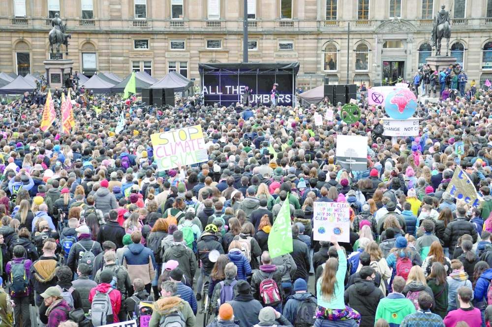 آلاف المحتجين من الشباب في جلاسكو خلال قمة المناخ.  "أ ف ب"