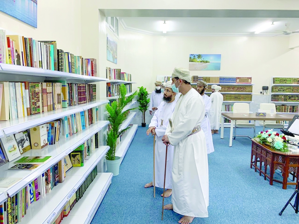 نائب محافظ مسقط أثناء تجوله بالمكتبة 