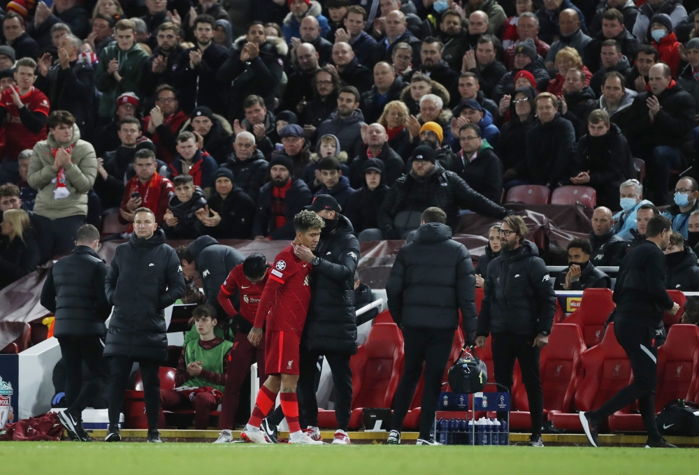 لحظة خروج اللاعب متاثرا بالاصابة 