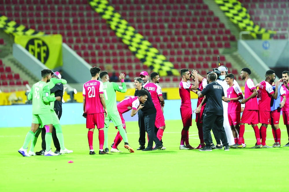 فرحة لاعبي ظفار بالفوز بلقب الكأس