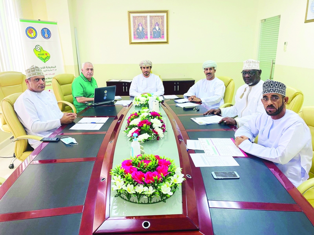 جانب من اجتماع لجنة المسابقات 