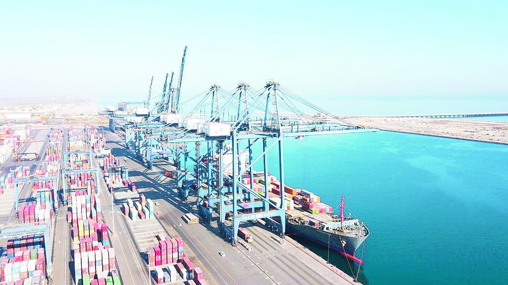 من نشاط العمل في ميناء صحار