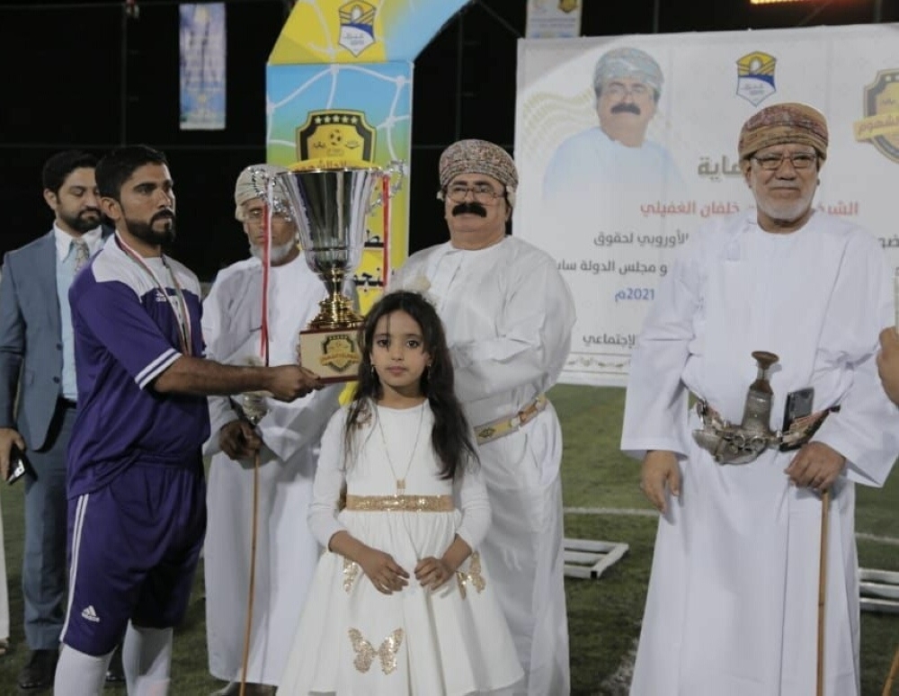 تسليم كأس الدورة للفريق الفائز