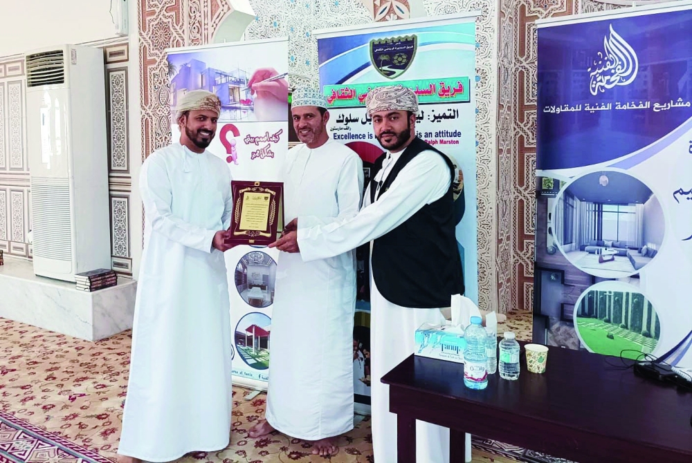 خلال تكريم المشاركين