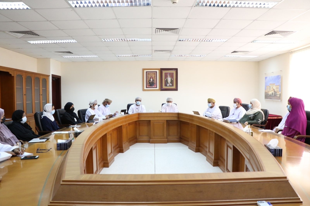 خلال اجتماع أعضاء مجلس فرع الجامعة بمسقط