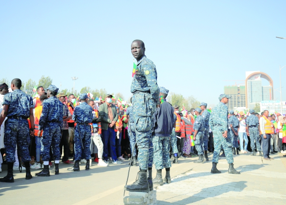 عناصر من الشرطة الفيدرالية الإثيوبية يقومون بالحراسة إثناء تجمع مؤيد للحكومة في أديس أبابا 